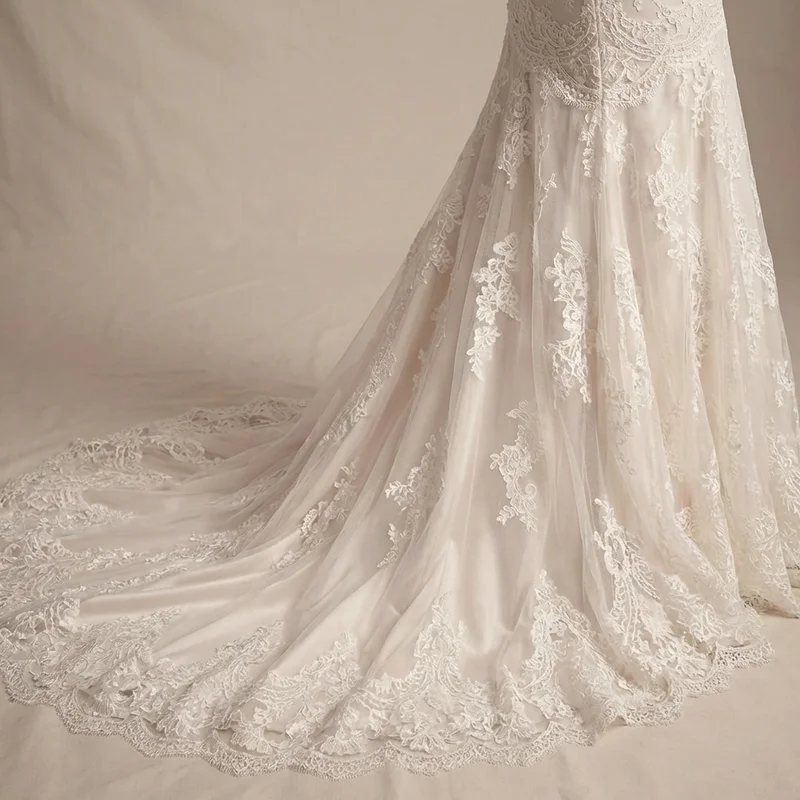 Figurbetontes Spitzen-Brautkleid mit Knopfleiste - 4