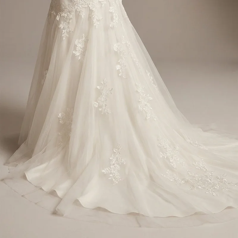 Romantisches Fit-and-Flare-Brautkleid mit Applikationen und Ärmeln - 4