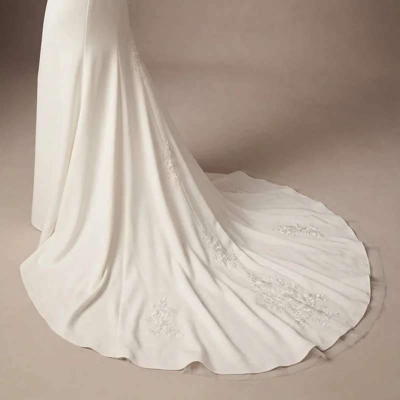 Modernes Fit-and-Flare-Brautkleid aus Crêpe mit Karree-Ausschnitt - 4