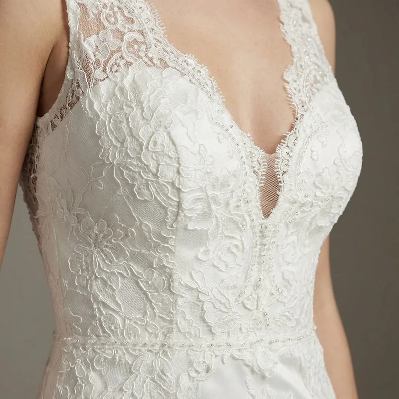 Robe de Mariée Ajustée Évasée en Dentelle avec Décolleté en V - 3