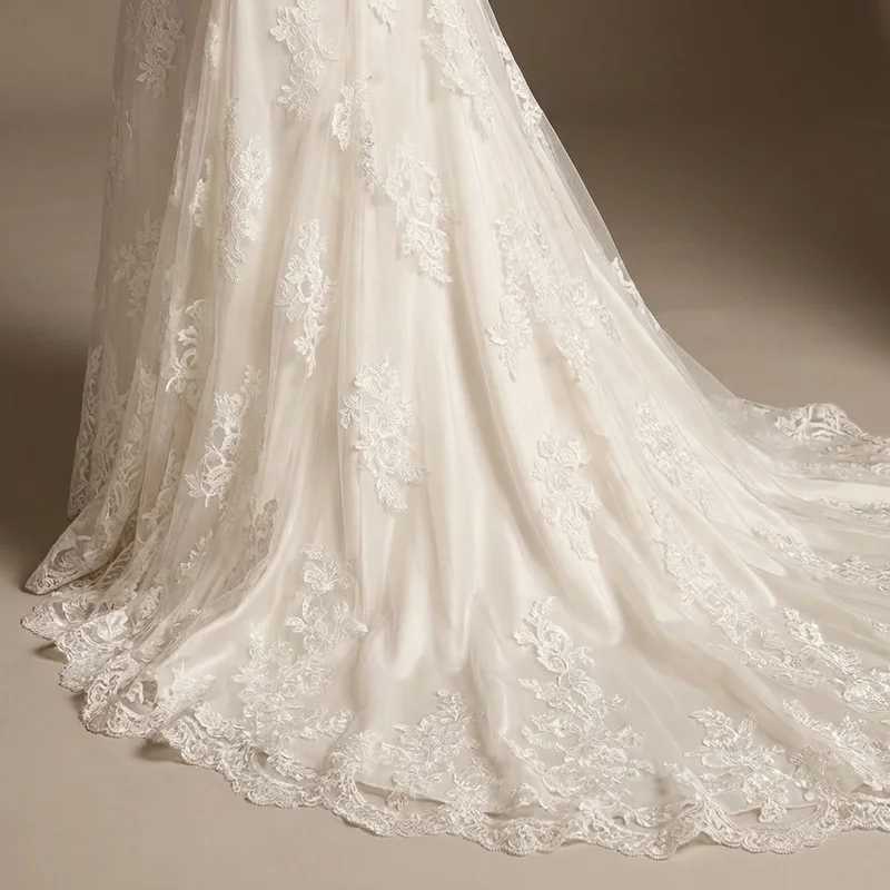 Robe de Mariée Ajustée Évasée en Dentelle avec Décolleté en V - 4