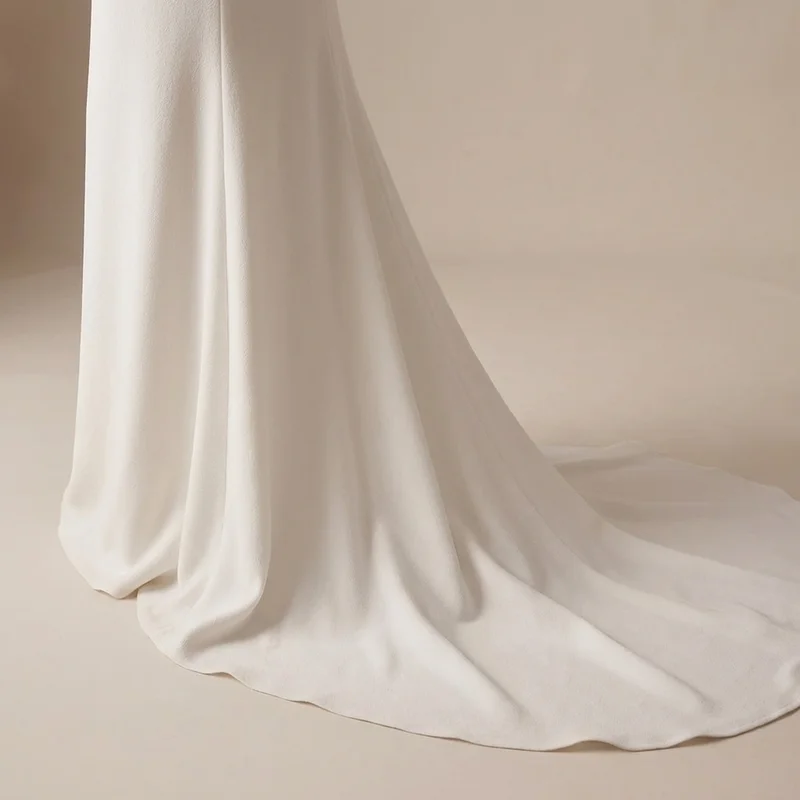 Schlichtes Etui-Brautkleid aus Crêpe - 4