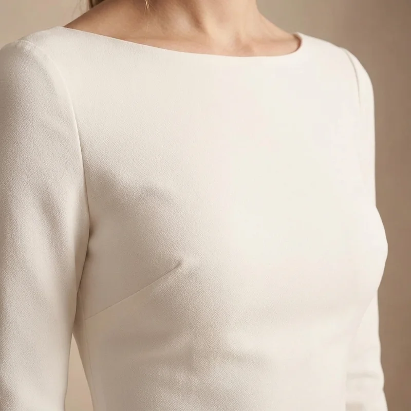 Modern Minimalistisches Crêpe-Brautkleid mit klaren Linien - 3