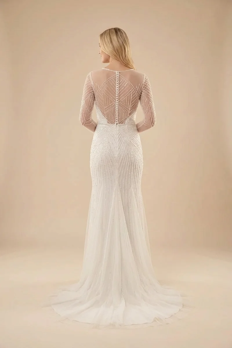 Perlenbesetztes figurbetontes Brautkleid mit transparenten Ärmeln - 2