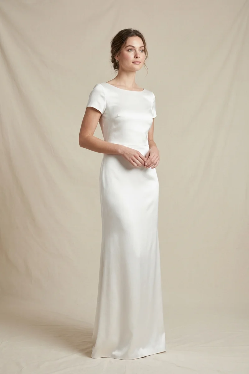Minimalistisches Satin-Brautkleid mit kurzen Ärmeln - 1